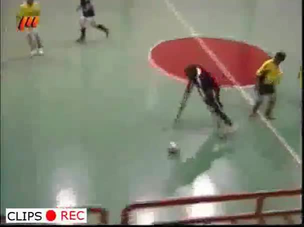 فوتبالیست اصفهانی که با عصا بازی می کند
