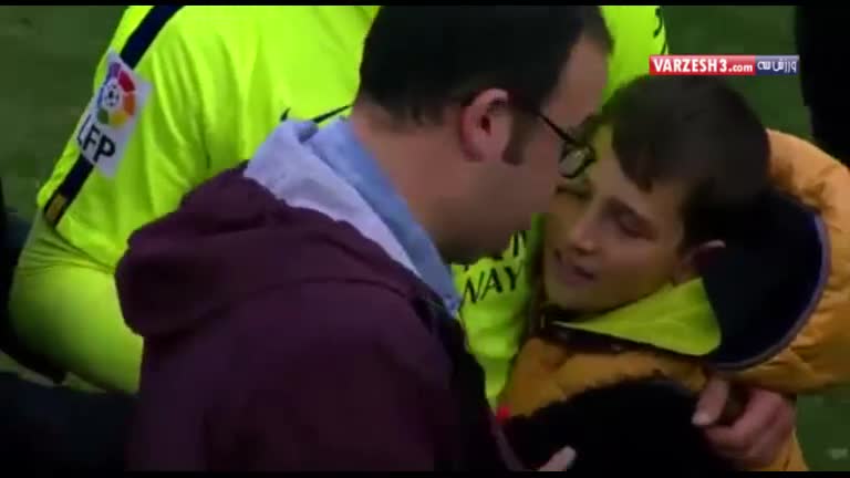 گریه هوادار بارسلونا در آغوش راکیتیچ