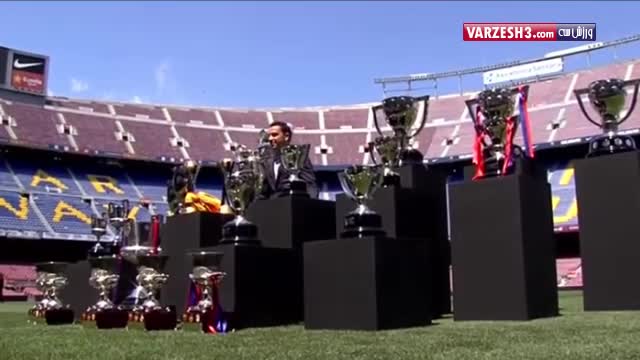 ژاوی در کنار تمام جام‌های قهرمانی بارسلونا
