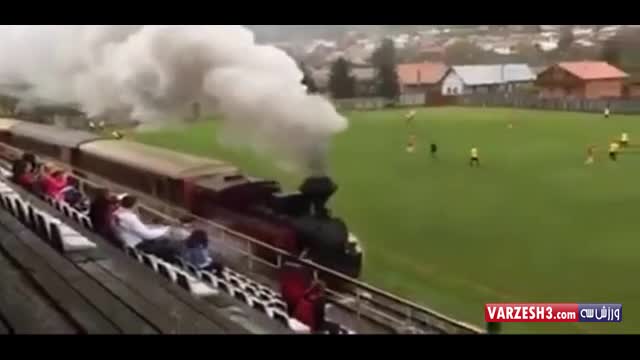 رد شدن قطار از استادیوم هنگام بازی!