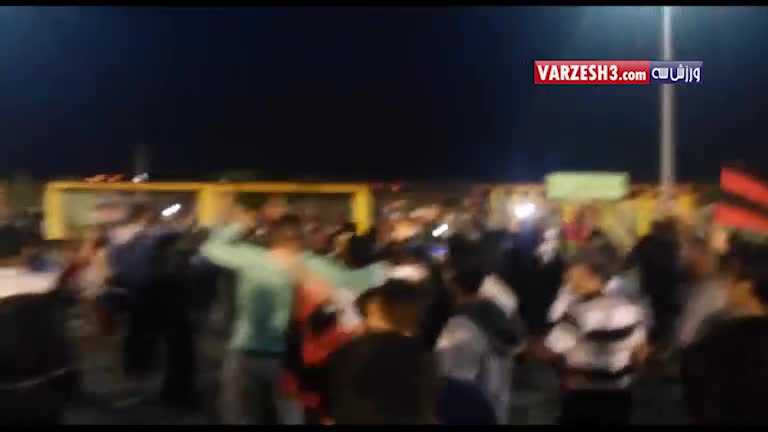 جشن مردم در اطراف ورزشگاه پس از ابقای سیاه جامگان در لیگ