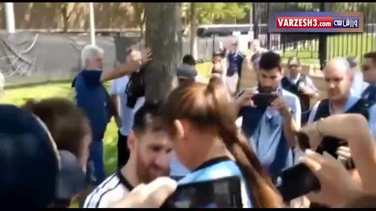 امضا دادن مسی به هواداران آرژانتین در کوپا