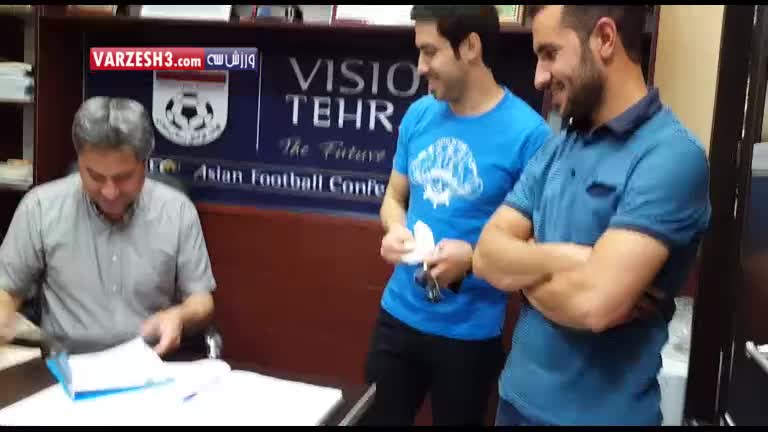 ثبت قرارداد خسرو حیدری در هیات فوتبال(اختصاصی ورزش3)
