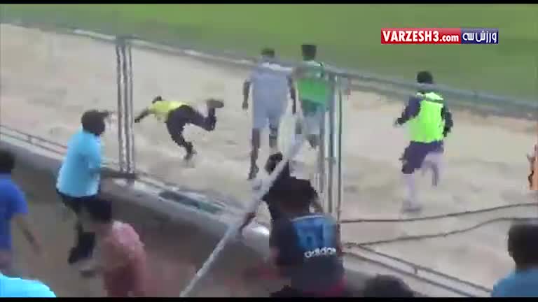 درگیری شدید بازیکنان و کمک داور در لیگ پرو