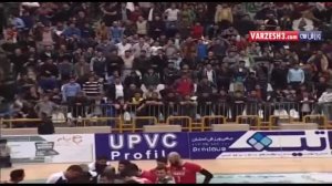 حرکت عجیب هواداران گنبد و اعتراض بازیکنان شهرداری تبریز