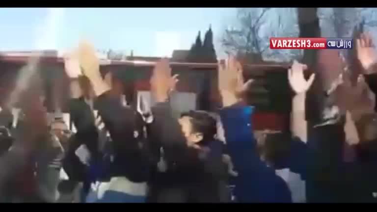 تشویق ایسلندی هواداران در محل اقامت استقلال در اصفهان