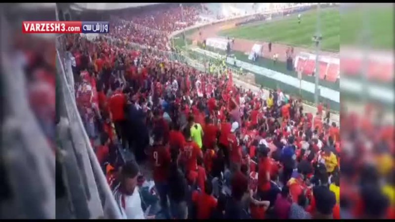 خواندن سرود قهرمانی توسط هواداران پرسپولیس در ورزشگاه آزادی
