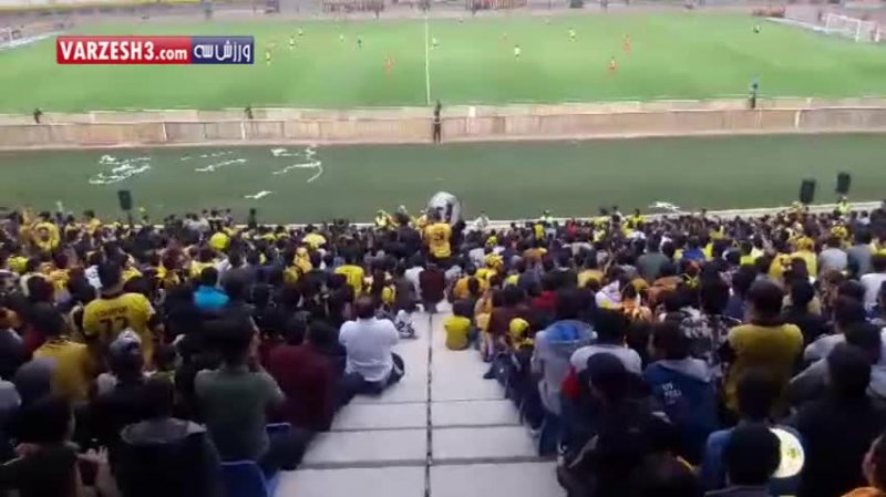 تشویق جالب هواداران سپاهان در بازی مقابل تراکتورسازی
