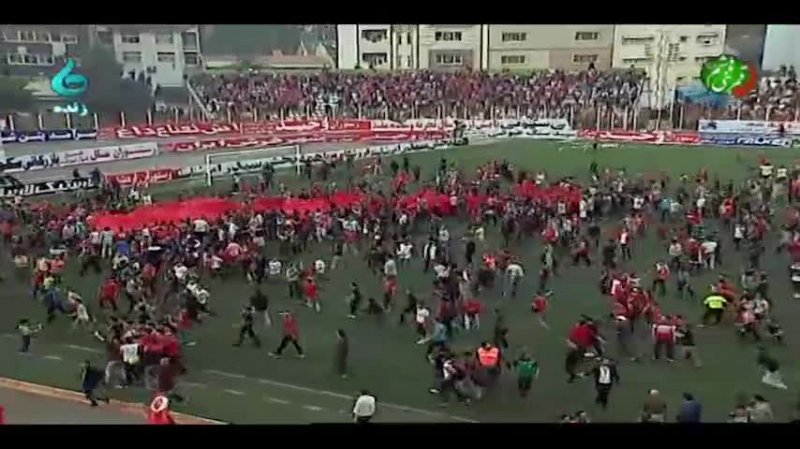 هجوم هواردان تیم سپدرود به داخل زمین پس از صعود به لیگ برتر  