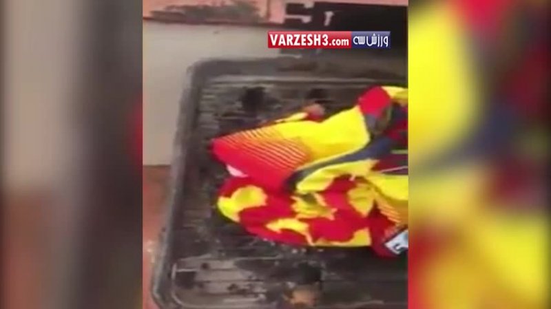 آتش زدن پیراهن نیمار توسط هواداران بارسلونا