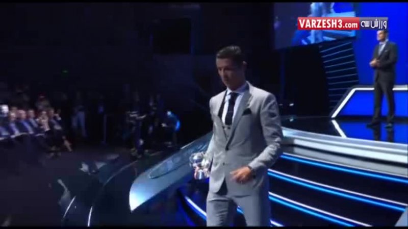 تبریک مسی به رونالدو بعد از انتخاب به عنوان بهترین مهاجم لیگ قهرمانان اروپا