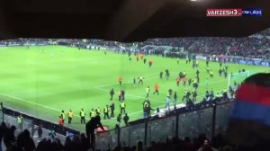 هجوم هواداران سنت اتین به زمین در بازی با لیون