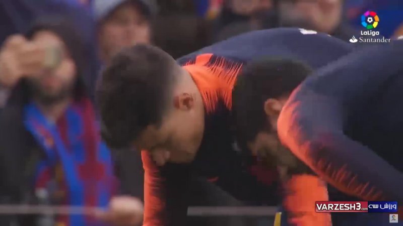 گرم کردن بازیکنان بارسلونا و اتلتیکو پیش از بازی