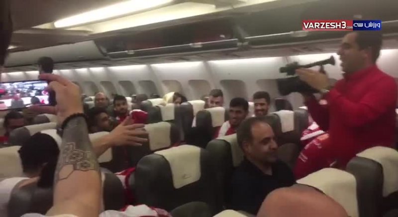شادی بازیکنان پرسپولیس در پرواز برگشت به تهران