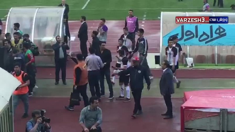 شادی بازیکنان و هواداران نساجی پس از صعود به لیگ برتر