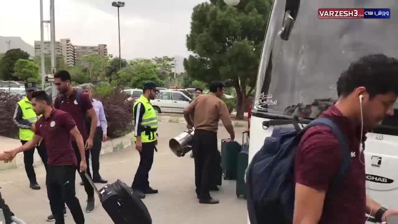 ورود تیم ذوب‌آهن به ورزشگاه فولادشهر اصفهان