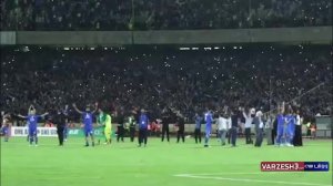 تشویق ایسلندی بازیکنان و هوادران پس از پایان بازی