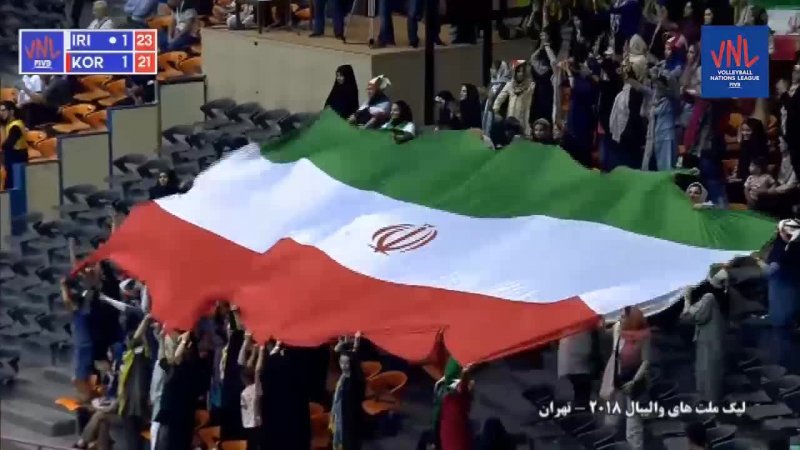 اهتزاز پرچم ایران در ورزشگاه آزادی توسط بانوان