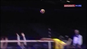 برخورد محکم توپ با صورت داور دیدار والیبال فرانسه -برزیل