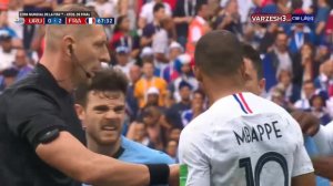 درگیری بازیکنان اروگوئه و فرانسه در جریان بازی