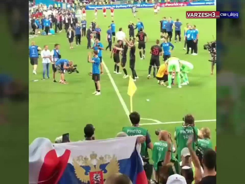تقسیم شادی بازیکنان کرواسی از برد روسیه با هواداران