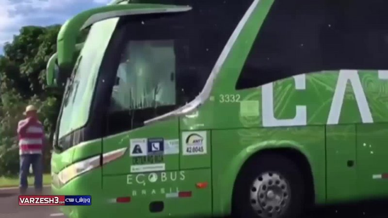 حمله هواداران با سنگ و تخم مرغ به اتوبوس تیم ملی برزیل