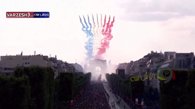 طرح پرچم فرانسه بر فراز آسمان پاریس در جشن قهرمانی