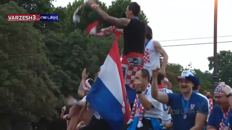 ورود تیم ملی کرواسی و استقبال مردم در شهر زاگرب