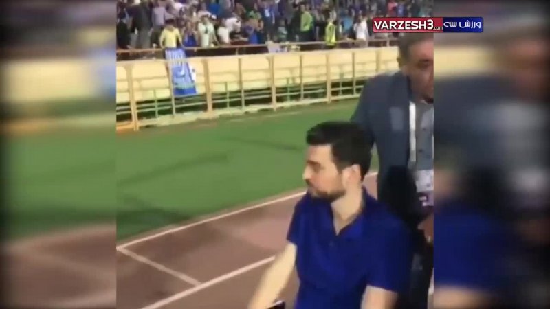 حضور پادوانی با ویلچر در ورزشگاه آزادی و تشویق هواداران