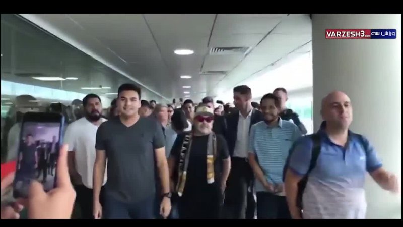 لحظه ورود مارادونا به مکزیک در میان استقبال انبوه هواداران