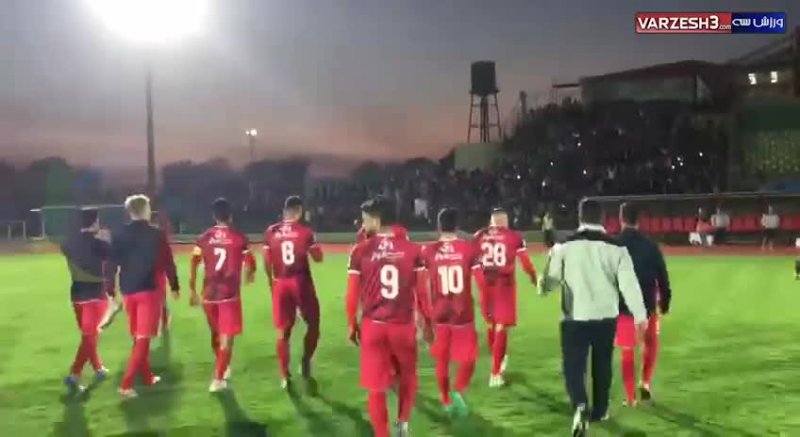 جشن بازیکنان تراکتور با هواداران بعد از پیروزی مقابل پیکان