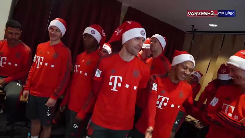 جشن کریسمس بازیکنان بایرن مونیخ با هواداران خردسال خود