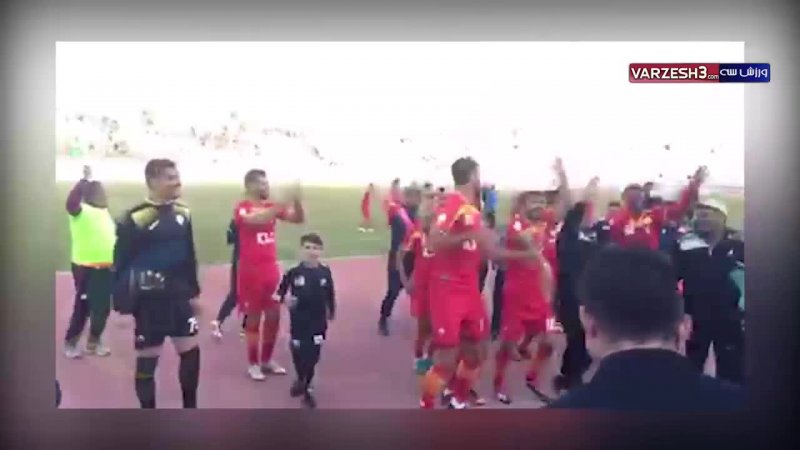 شادی بازیکنان فولاد پس از پیروزی برابر نفت مسجد سلیمان