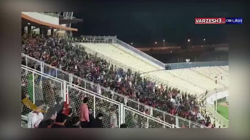 شعار علیه لیکنز و بازیکنان در ورزشگاه یادگار امام