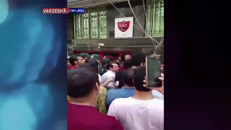 اعتراض هواداران پرسپولیس در مقابل باشگاه