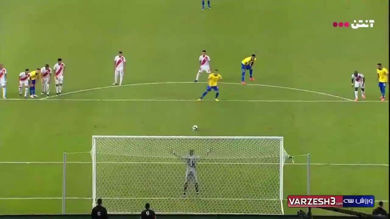 گل سوم برزیل به پرو توسط ریچار لیسون (پنالتی)
