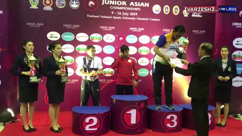 اهدای کاپ تیم ملی کشتی فرنگی جوانان قهرمان رقابت های آسیایی تایلند
