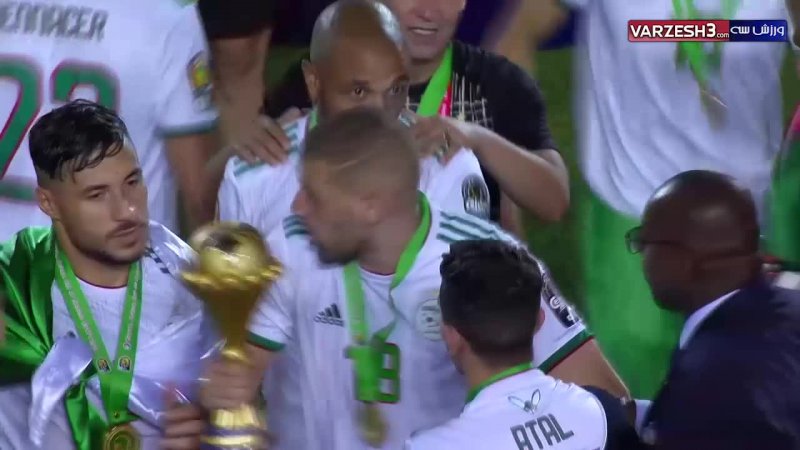 لحظه بالا بردن جام قهرمانی آفریقا توسط تیم ملی الجزایر