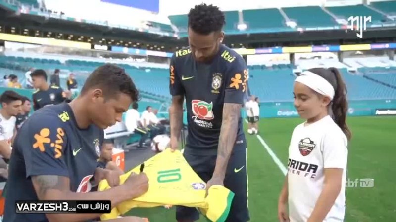 حضور دختر خردسال عاشق فوتبال در تمرین برزیل