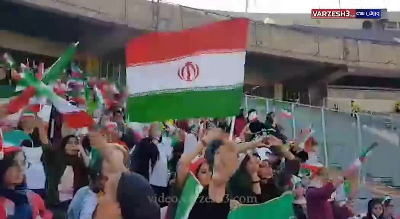 اهتزاز پرچم ایران در جایگاه بانوان