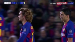 برخورد جالب توپ با داور در بازی بارسلونا - دورتموند