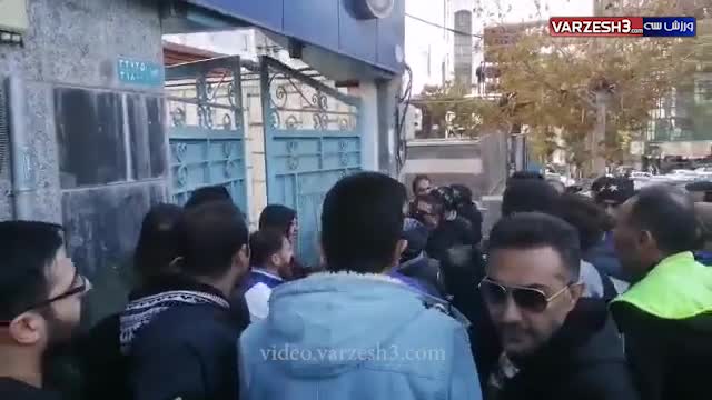 هواداران معترض درب باشگاه استقلال را شکستند