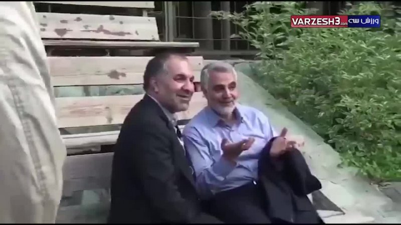 سردار شهید سلیمانی در حال تماشای فوتبال در کنار همرزمان کرمانی