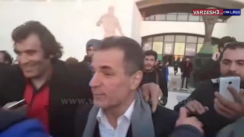 محمد حسن انصاری‌فرد در آغوش هواداران پرسپولیس