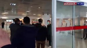 حضور منصوریان و اشک حسین کاظمی در هنگام ورورد به بیمارستان
