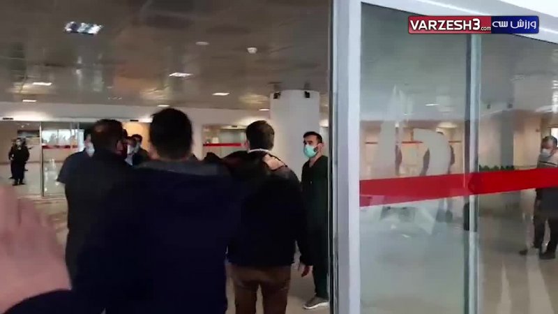 حضور منصوریان و اشک حسین کاظمی در هنگام ورورد به بیمارستان